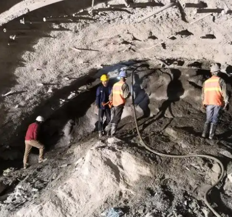 望城隧道拱顶带模注浆料，微膨胀注浆料的特点及施工工艺